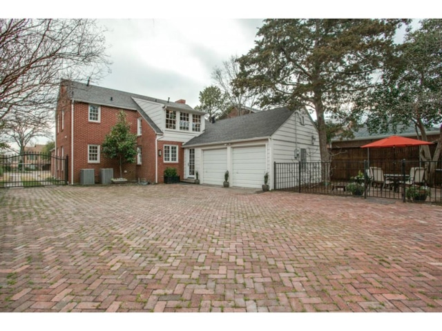 6827-Gaston-Driveway