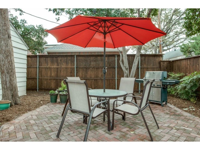 6827-Gaston-Patio