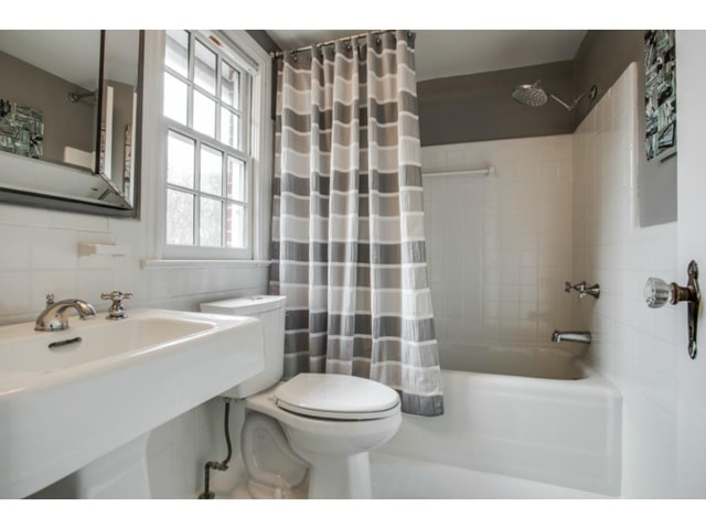 6827-Gaston-Upstairs-Bath