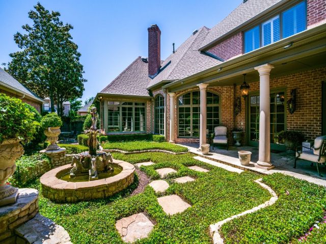 Lake-Forest-fountain