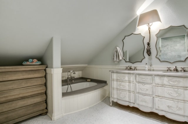 6934-Hammond-Upstairs-Bath