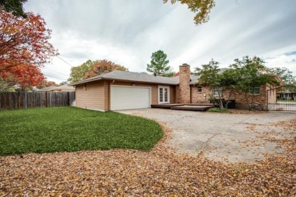 6936-Kingsbury-Backyard-575x383