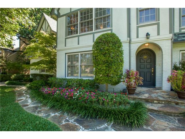 7022-Lakeshore-front-porch