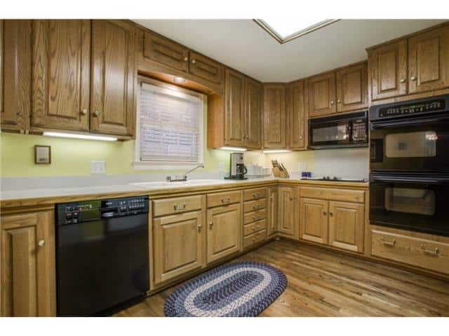 7022-Lakeshore-kitchen-2