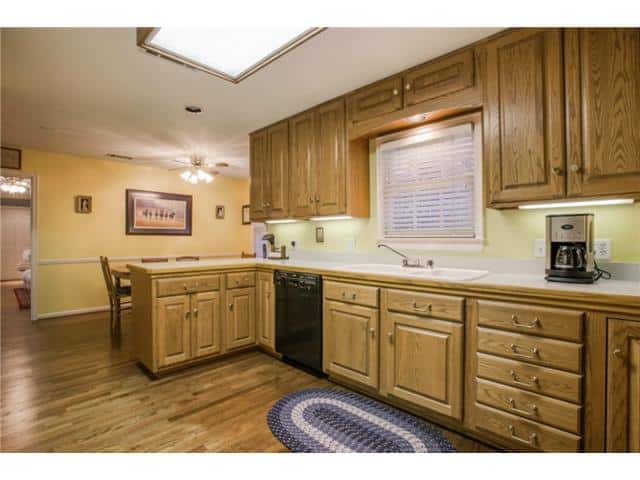 7022-Lakeshore-kitchen1