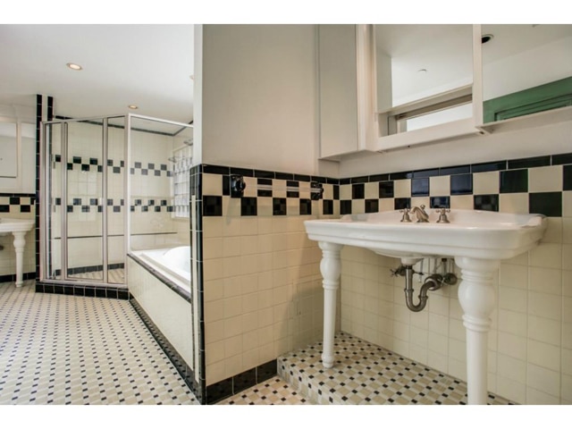 7023-Lakewood-master-bath