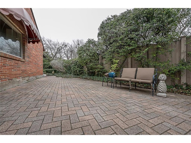 7147-Alexander-Side-Yard