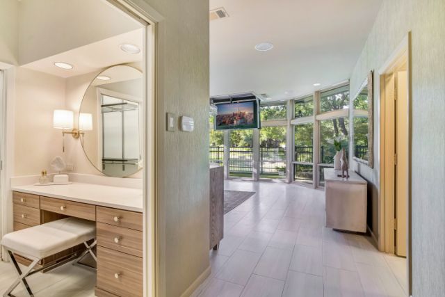 03_7_Kingsgate-Front-Door-Dusk-1103_mls