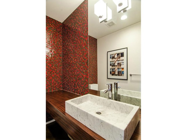 805-Kessler-Woods-Powder-Room
