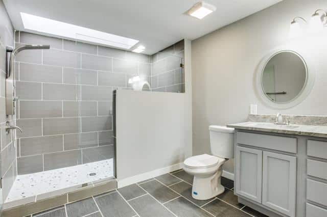 810-W.-12th-Upstairs-Bath