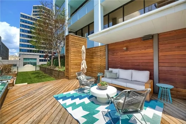 811-Congress-Ave-front-door