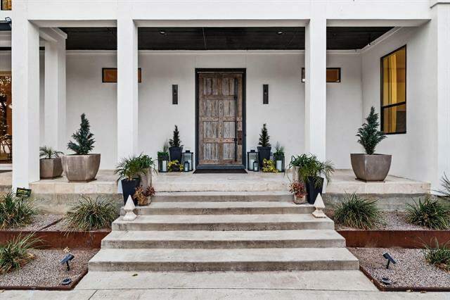 829-Carrie-Lane-entry-outside