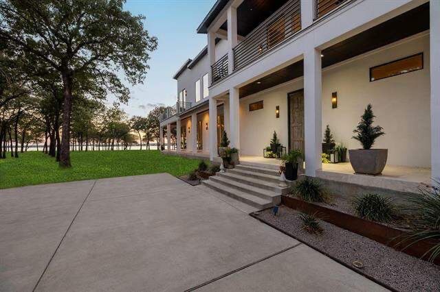 829-Carrie-Lane-entry-outside