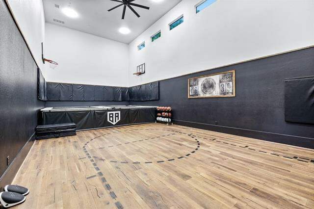 829-Carrie-Lane-entry-outside