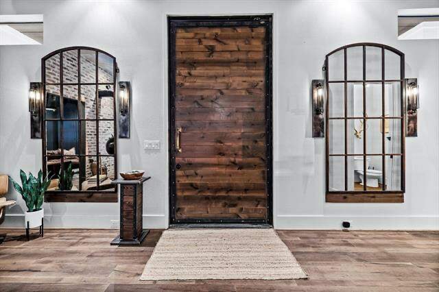 829-Carrie-Lane-entry-outside