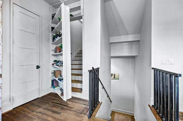 829-Carrie-Lane-entry-outside