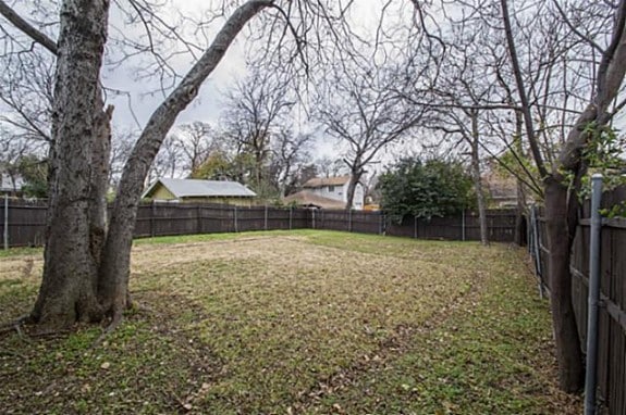 829-N.-Montclair-Backyard-575x382