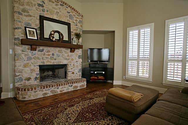 8325-Lindsay-Living