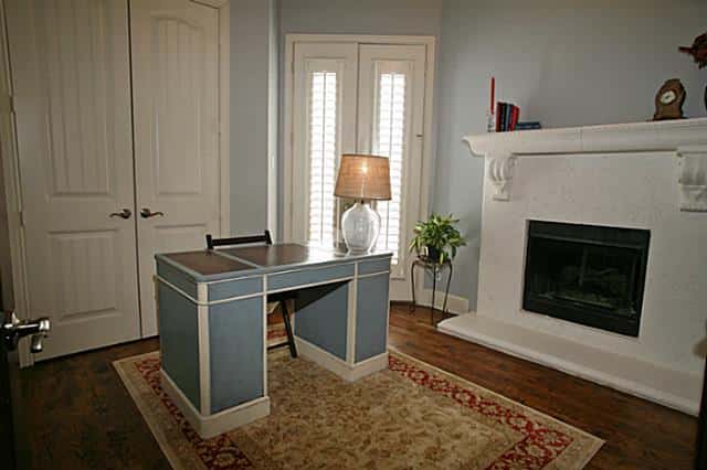 8325-Lindsay-Office