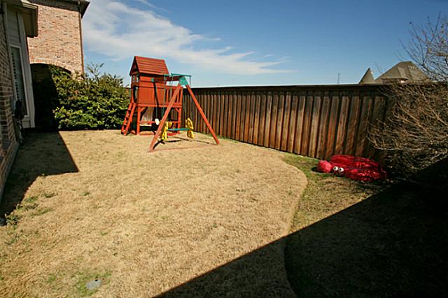 8325-Lindsay-backyard