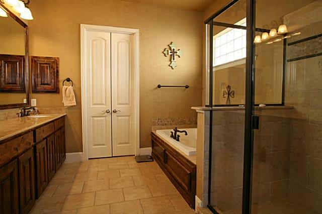 8325-Lindsay-master-bath