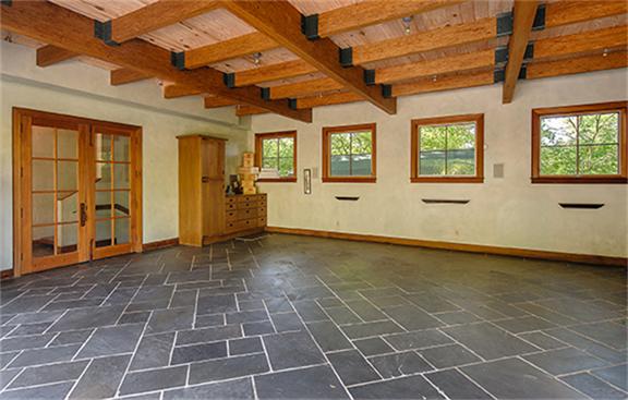 8601-Jordan-Way-garage