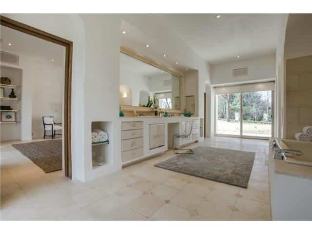 8626-Lakemont-master-bath1