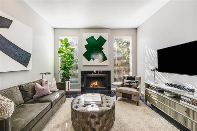 87c681e00c394f801f3efbf45c616730l-m3380050288od-w1024_h768