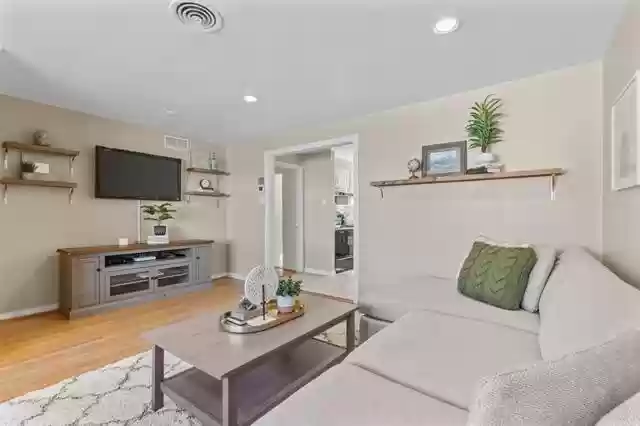 881-Berkinshire-Dr-Front