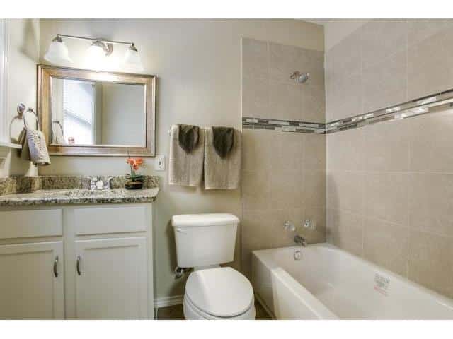 8927-Daytonia-Bathroom