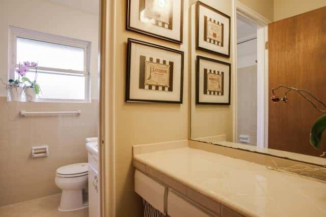 8931-Stanwood-Hall-bath