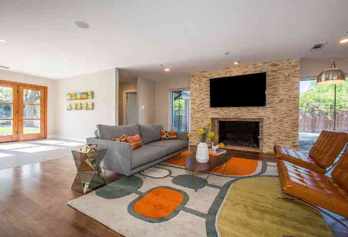 9026_McCraw_Drive_noe_de_leon_identity_real_estate_living2-682x4651