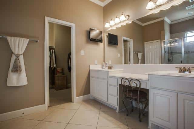 912-S-Cesar-Chavez-Master-Bath