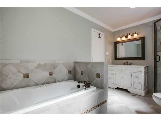 9229-Ferndale-Guest-Bath-2