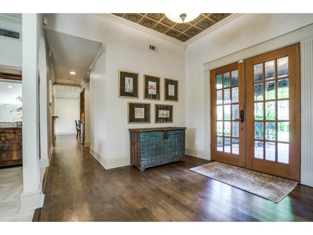 9706-Faircrest-Foyer