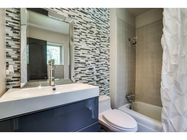 9706-Faircrest-Second-Bath