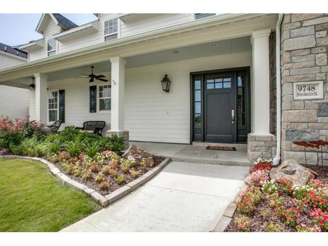 9748-Spring-Branch-Drive-porch