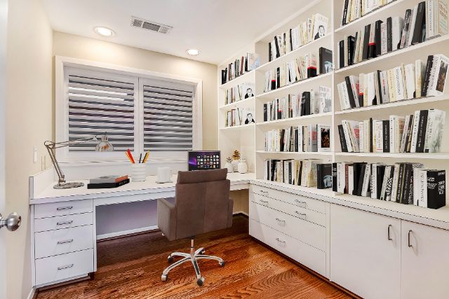 03_7_Kingsgate-Front-Door-Dusk-1103_mls