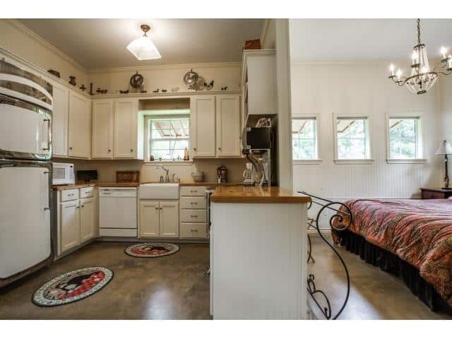 Canton-hen-House-kitchen-bedroom1