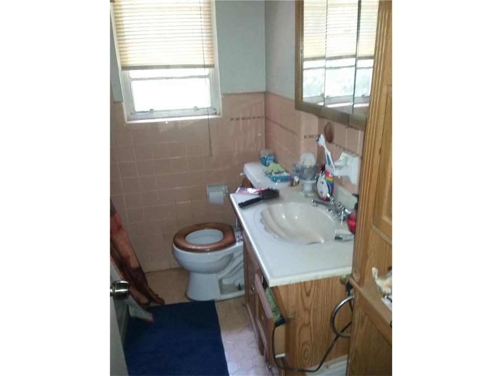 Cluttered-bath-with-shell-sink-1024x768