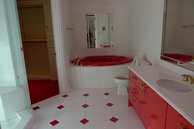 Deion-Sanders-41.jpg-red-bathroom