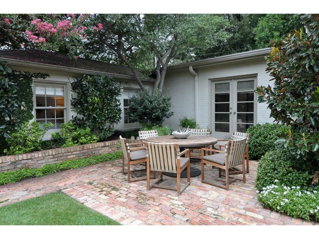 George-Michael-courtyard-1024x768