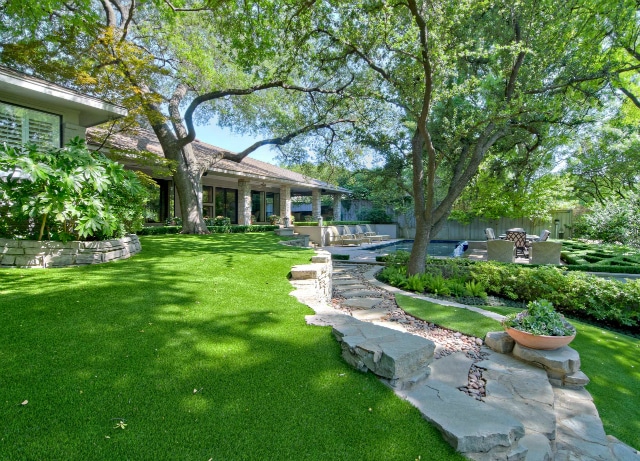 Harold-Leidner-Landscape-Architects-pet-grass