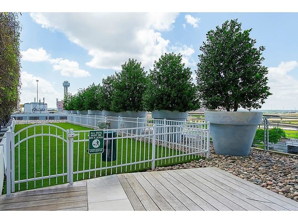 House-1601-Dog-yard-1024x768