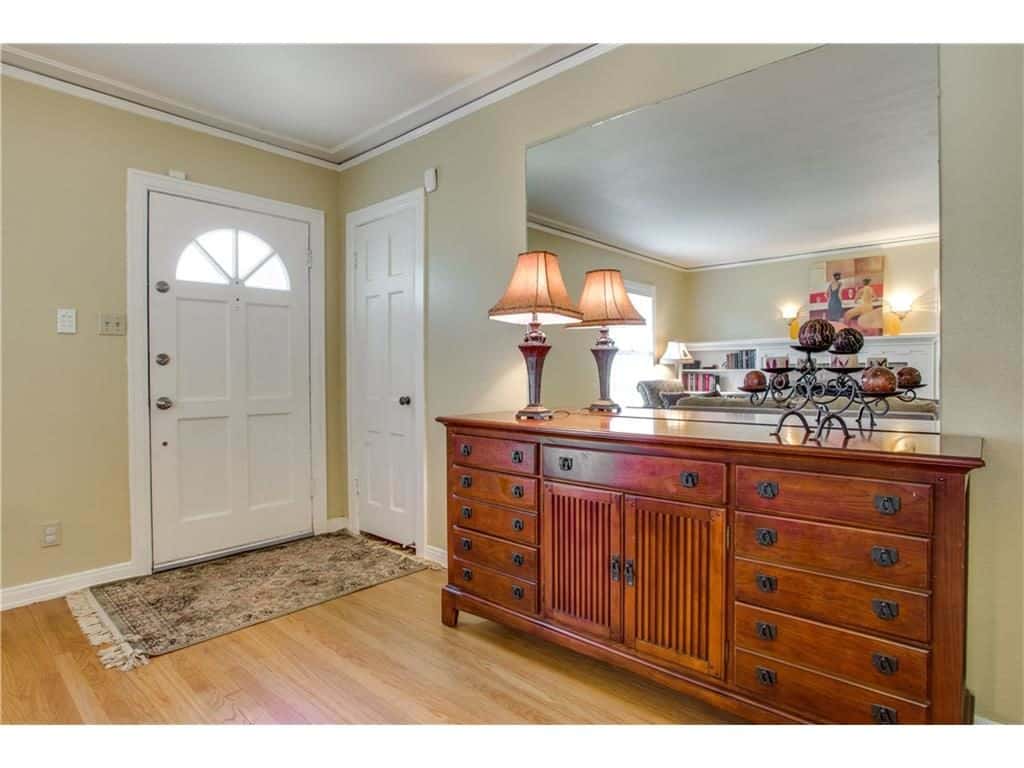 KESSLER-PLAZA-2510-W-10th-Street-Foyer-1024x768