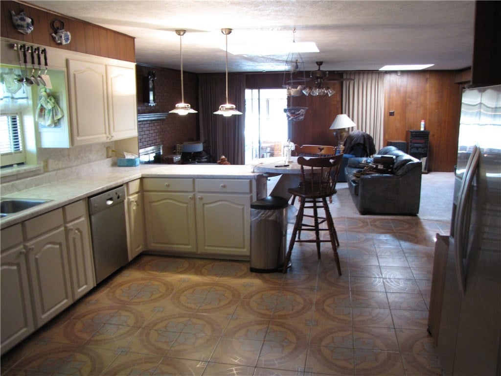 Kessler-Parkway-kitchen-bar-1024x768