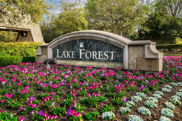 Lake-Forest-fountain