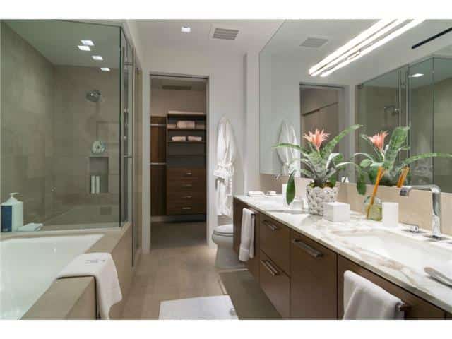 Laura-Hunt-bathroom