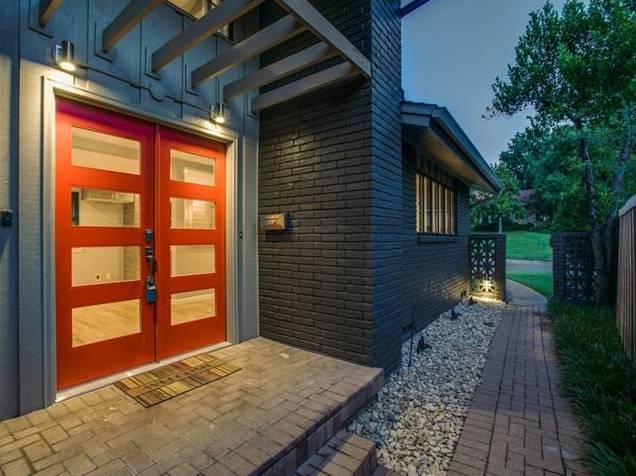 Lochwood-10551-Silverock-Front-Porch