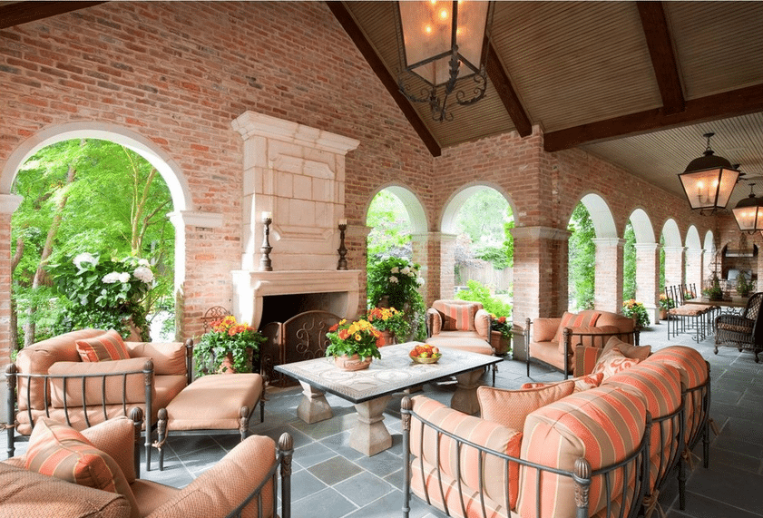 Margaret-Chambers-University-Park-Chateau-outdoor-living-room